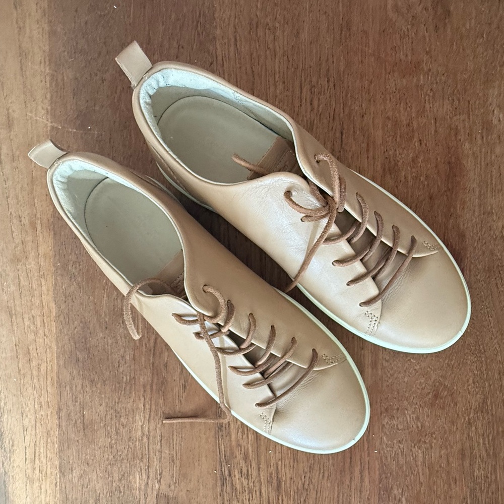 Women’s ECCO Tan Leather Lace-Up Sneakers 9